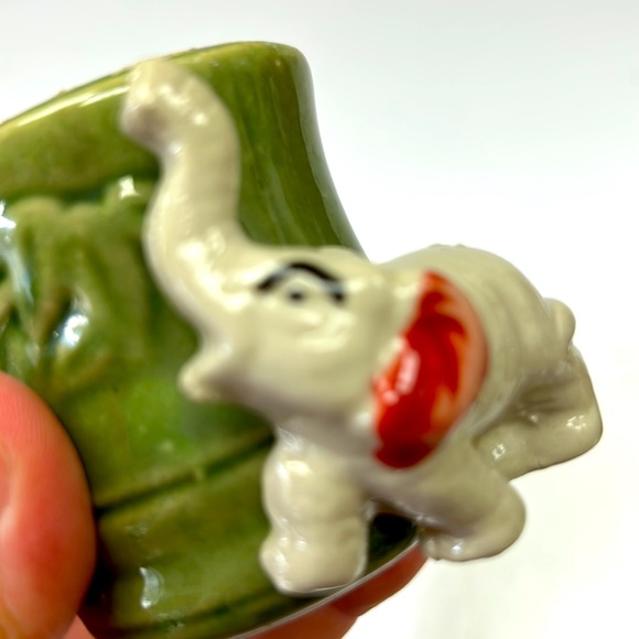 Vintage small  ceramic planter with 3D lucky elephant - Picture 8 of 8